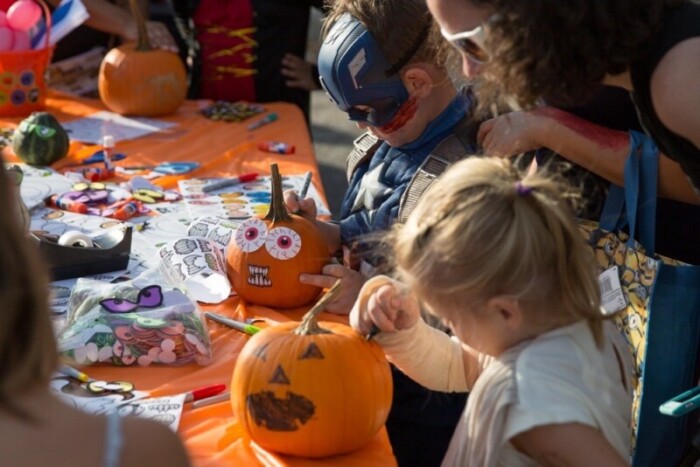在明尼苏达州的罗彻斯特，十月的丰收节提供了家庭活动。