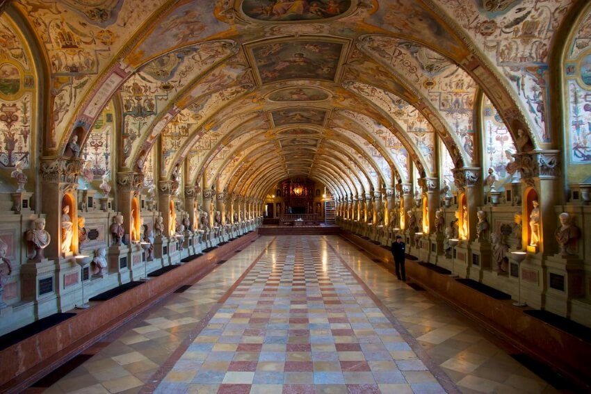 走廊里充满在慕尼黑Residenz壁画
