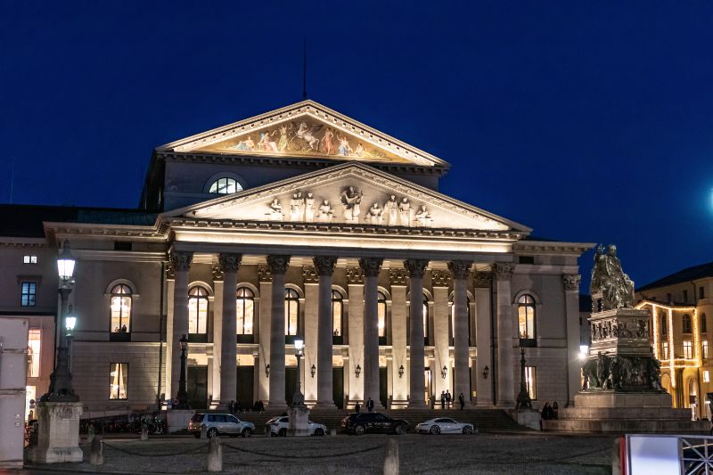 晚上入口巴伐利亚国家歌剧院
