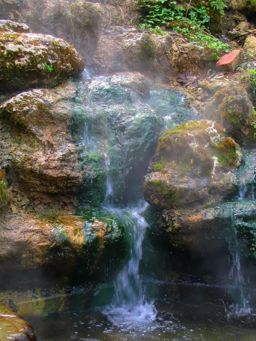 温泉在岩石流动
