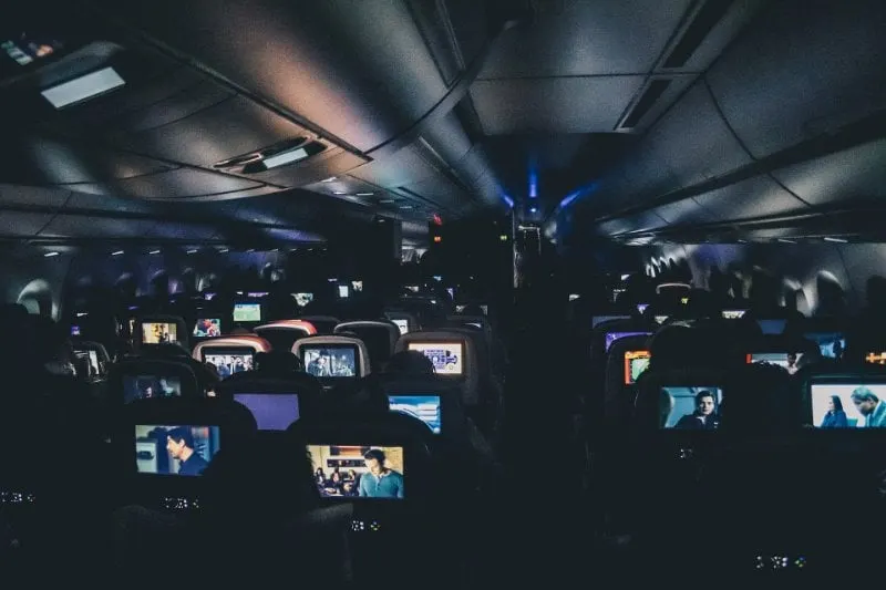 乘客在飞机上看电影