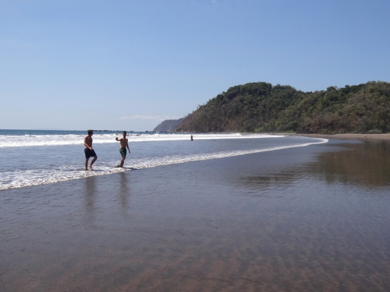 两个人沿着哥斯达黎加的雅科海岸散步