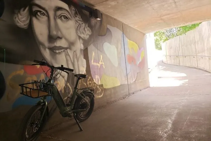 城市的艺术和历史E自行车旅游在城市公园