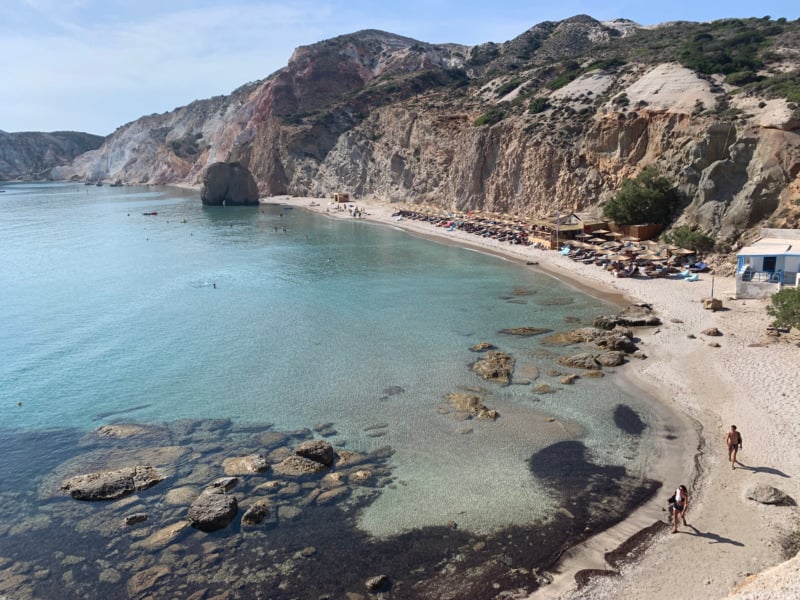 海滩在Fyriplaka米洛斯岛,希腊在淡季
