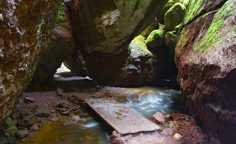 熊峡谷洞穴在尖塔国家公园中